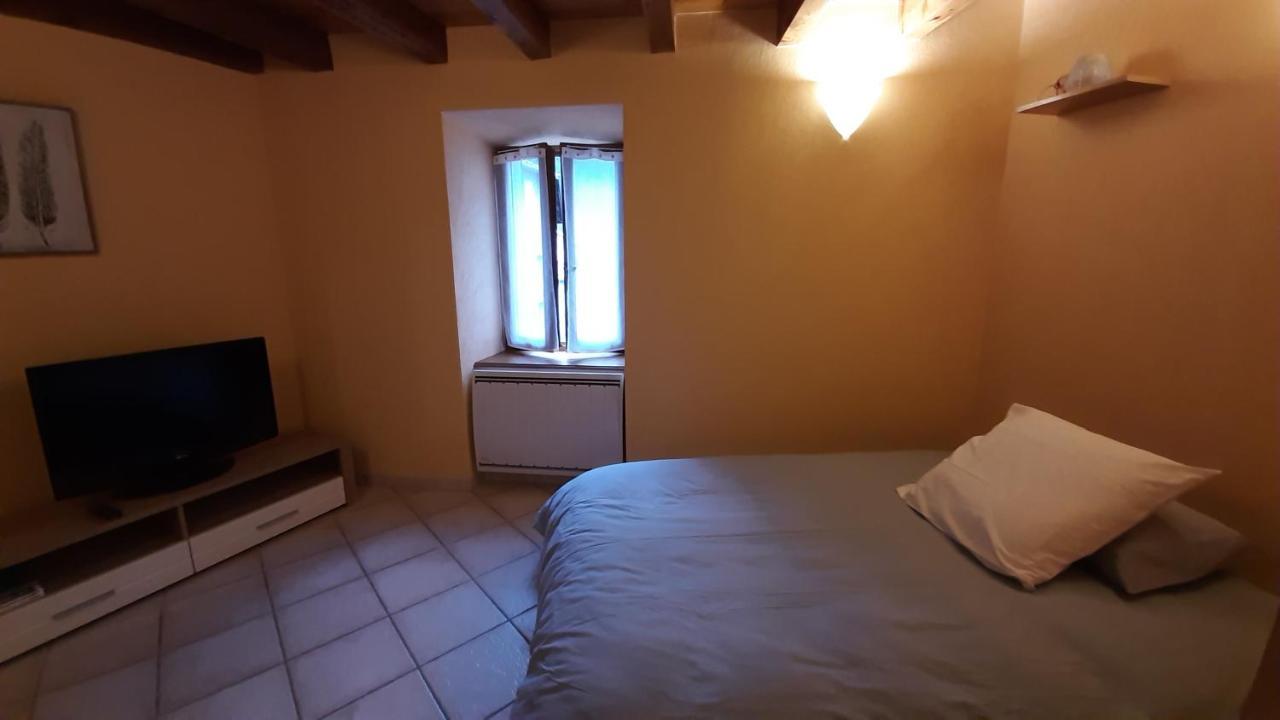 Petite maison de village située entre lacs, cascades et montagnes Virieu-le-Grand Esterno foto