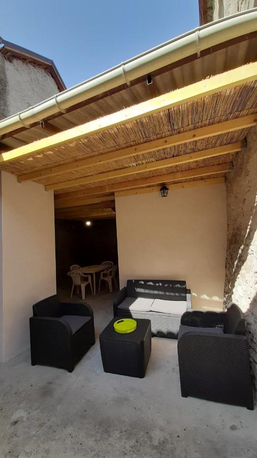 Petite maison de village située entre lacs, cascades et montagnes Virieu-le-Grand Esterno foto