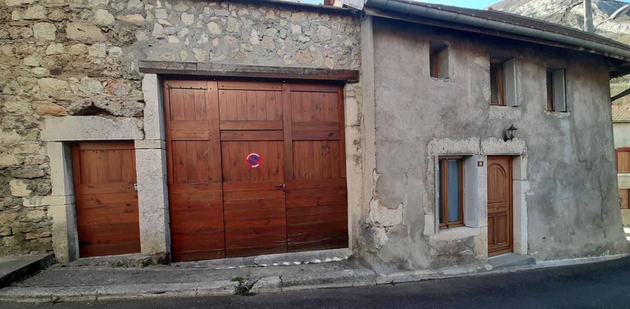 Petite maison de village située entre lacs, cascades et montagnes Virieu-le-Grand Esterno foto