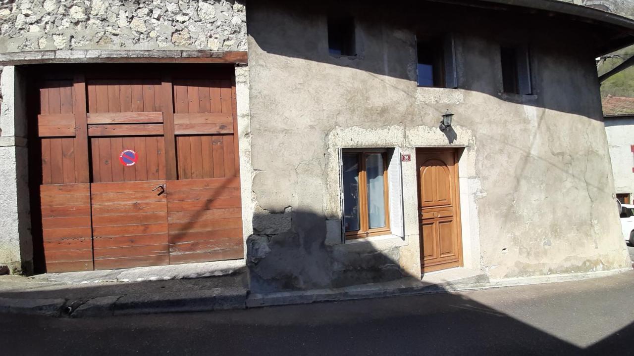 Petite maison de village située entre lacs, cascades et montagnes Virieu-le-Grand Esterno foto