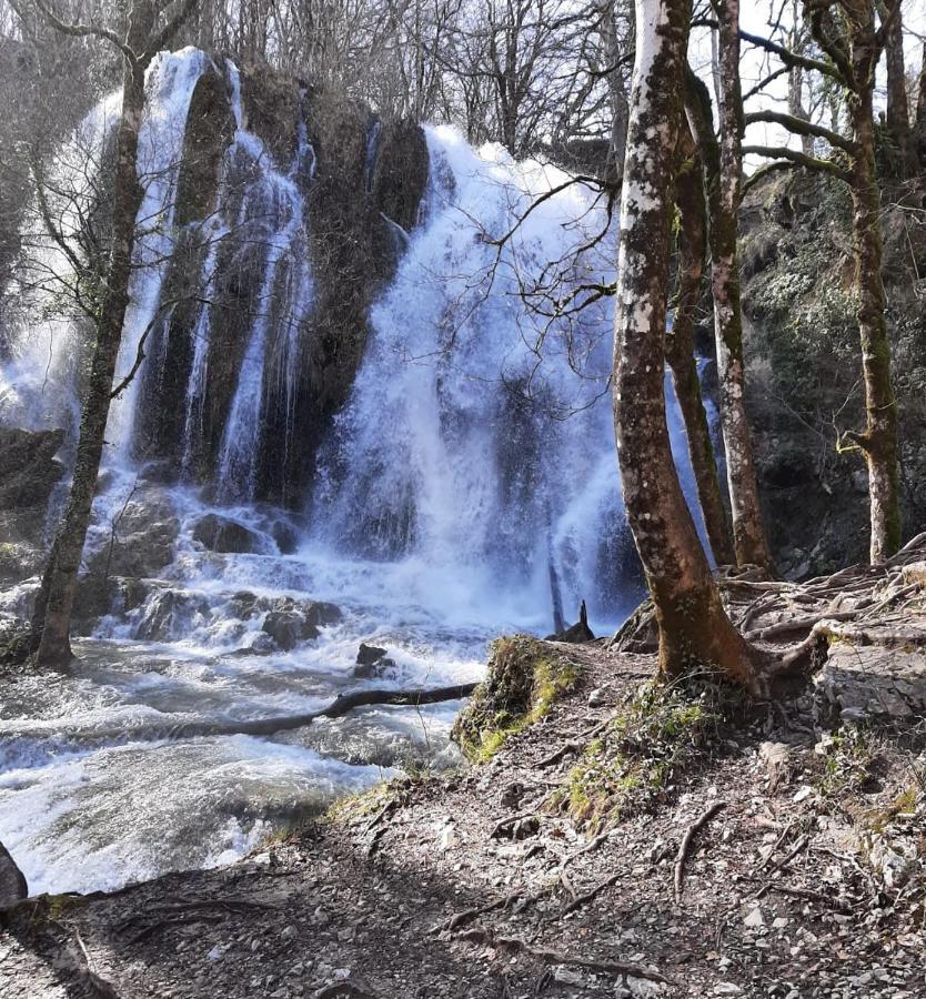 Petite maison de village située entre lacs, cascades et montagnes Virieu-le-Grand Esterno foto